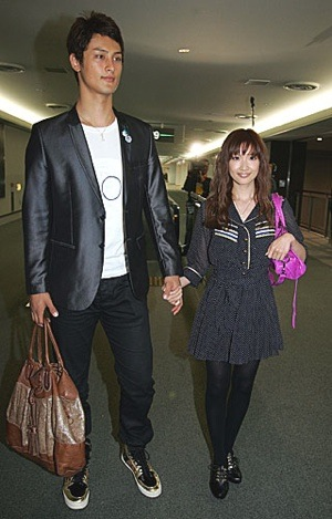 Illustration for article titled For Idols, Even Twitter Following Is Scandalous